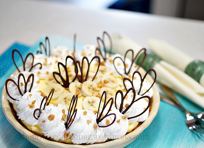 Chocolate Peanut Butter Banana Cream Pie | Chocolate, peanut butter, banana, vanilla pudding, whipped cream - all in one pie! This will satisfy all your cravings in one single bite!