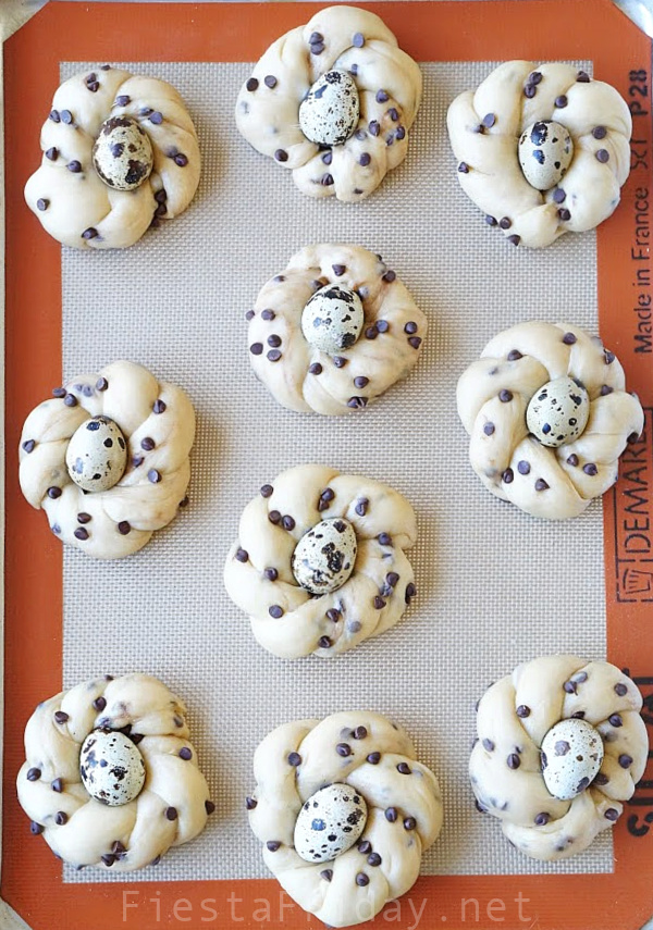 How To Make Chocolate Chip Vanilla Easter Bread #easter #easterbread #wreathbread #italianeasterbread #eggs #quaileggs #chocolate #chocolatechips #tangzhong #tangzhongbread #vanilla #fiestafriday