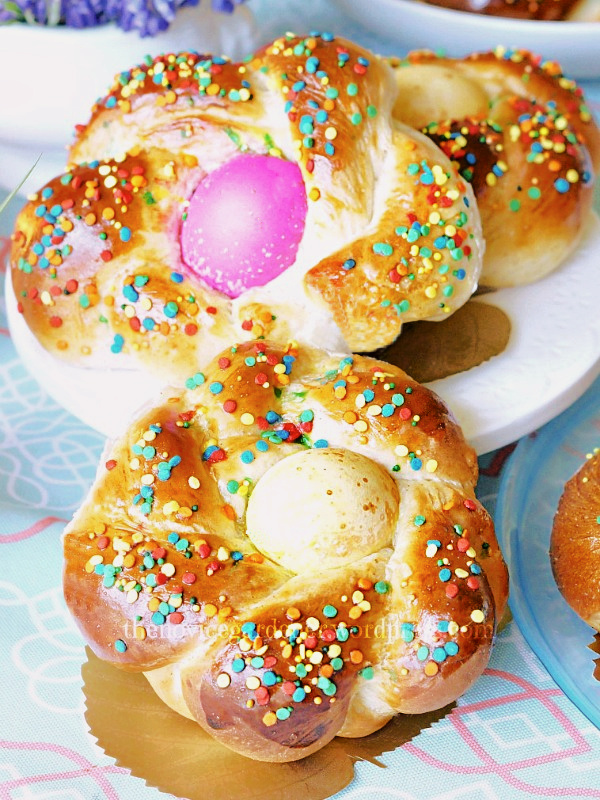 Italian Easter Bread #easter #easterbread #wreathbread #italianeasterbread #eggs #fiestafriday