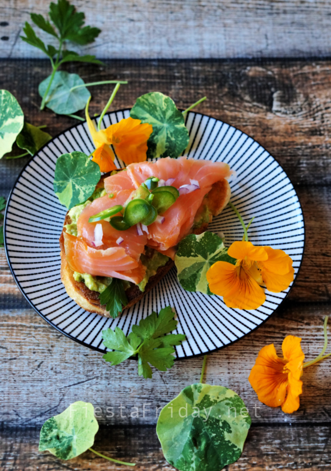 Smoked Salmon Guacamole Toast | FiestaFrisay.net
